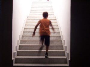 ナイトブラは前かがみで着用する手順は？